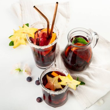 Buzlu, böğürtlenli ve portakallı hafif arka planda dondurulmuş içecek. Üst görünüm.