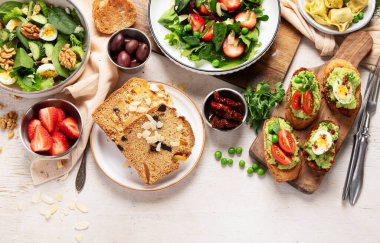 Çeşitli yemek çeşitleri. Vejetaryen mevsimlik yaz yemekleri. Üst Manzara. Boşluğu kopyala.