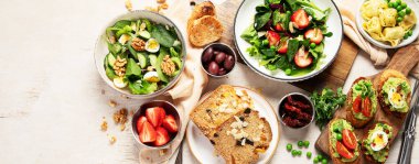 Çeşitli yemek çeşitleri. Vejetaryen mevsimlik yaz yemekleri. Üst Manzara. Kopyalama alanı olan Panorama.