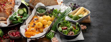 Kızarmış jambon, sebze, ekmek ve siyah arka planda taze salata. Üst Manzara. Kopyalama alanı olan Panorama.