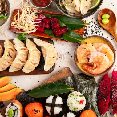 Beyaz arka planda çeşitli Asya yemekleri ve atıştırmalıklar. Geleneksel gıda konsepti. Üst görünüm.