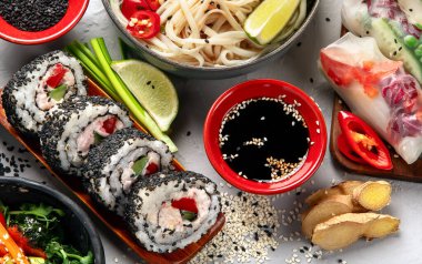 Çeşitli Asya yemekleri. Çin ve Vietnam mutfağı seti. Erişte, pilav, börek, Çin mantısı, börek. Üst görünüm.