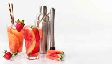 Bahar ya da yaz ferahlatıcı soğuk kokteyller ya da beyaz arka planda böğürtlen ve meyveli kokteyller. Üst Manzara. Kopyalama alanı olan Panorama.