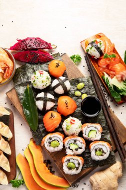 Beyaz arka planda çeşitli Asya yemekleri ve atıştırmalıklar. Geleneksel gıda konsepti. Üst Manzara. Boşluğu kopyala.