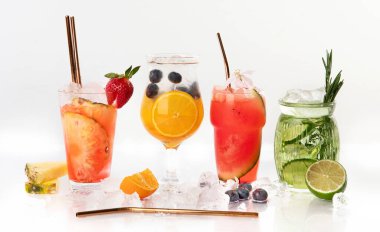 Bahar ya da yaz ferahlatıcı soğuk kokteyller ya da beyaz arka planda böğürtlen ve meyveli kokteyller. Üst görünüm.