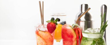 Bahar ya da yaz ferahlatıcı soğuk kokteyller ya da beyaz arka planda böğürtlen ve meyveli kokteyller. Üst görünüm.