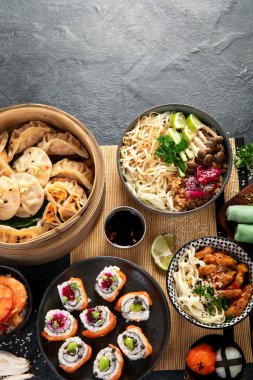 Çeşitli Çin yemekleri seti. Çin eriştesi, kızarmış pirinç, mantı, Çin yemeği, börek. Siyah arka planda ünlü Çin yemekleri. Üst Manzara. Boşluğu kopyala.