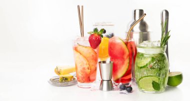 Bahar ya da yaz ferahlatıcı soğuk kokteyller ya da beyaz arka planda böğürtlen ve meyveli kokteyller. Üst Manzara. Kopyalama alanı olan Panorama.