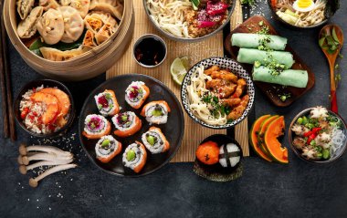 Çeşitli Çin yemekleri seti. Çin eriştesi, kızarmış pirinç, mantı, Çin yemeği, börek. Siyah arka planda ünlü Çin yemekleri. Üst Manzara. Boşluğu kopyala.