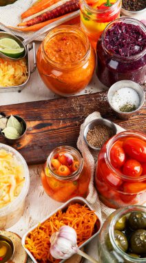 Ahşap arka planda mayalanmış ürünler. Kavanozda sebze turşusu. Üst görünüm