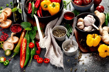 Baharatlar, biberler, garlik, domatesler, mantarlar. Yemek pişirmek için. Üst görünüm
