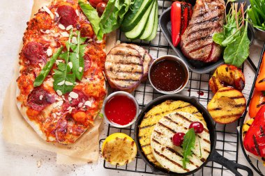 Izgara ve et. Pişmiş biftek, mısır, biber, şeftali. Yemek konsepti. Üst görünüm