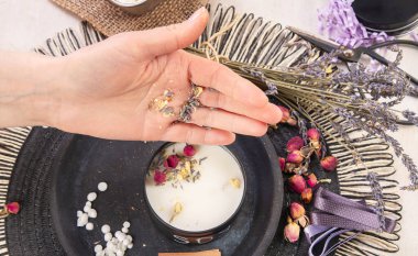 Güllü el yapımı aroma mumu. DIY. Hafif ahşap arka planda hobi süreci. Üst görünüm