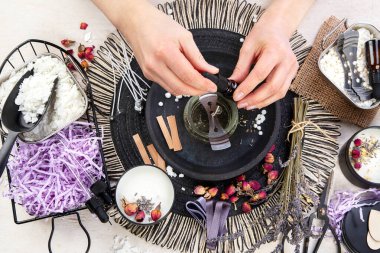 Güllü el yapımı aroma mumu. DIY. Hafif ahşap arka planda hobi süreci. Üst görünüm