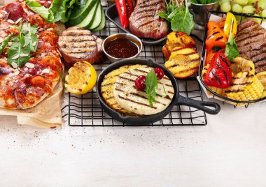 Izgara ve et. Pişmiş biftek, mısır, biber, şeftali. Yemek konsepti. Boşluğu kopyala