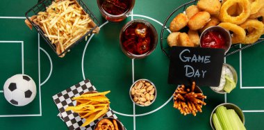 Futbol maçı, futbol sahasında parti yemeği ve atıştırmalık şeyler izler. Futbol partisi. Üst Manzara. Panorama.