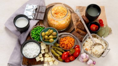 Probiyotik gıda konsepti. Kavanozda lahana, turşu, hafif ahşap arka planda havuç. Üst görünüm