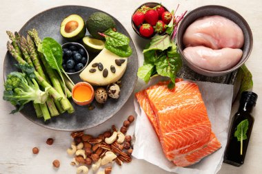 Sağlıklı düşük karbonhidratlı ürünler. Beyaz arka planda ketogenik diyet konsepti. Üst görünüm.