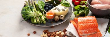 Sağlıklı düşük karbonhidratlı ürünler. Beyaz arka planda ketogenik diyet konsepti. Üst Manzara. Kopyalama alanı olan Panorama.