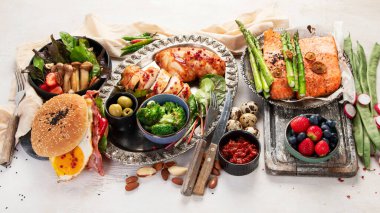 Düşük karbonhidratlı yüksek yağlı yemek. Beyaz arka planda ketojenik diyet. Üst görünüm.