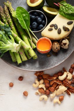 Sağlıklı düşük karbonhidratlı ürünler. Beyaz arka planda ketogenik diyet konsepti. Üst görünüm.