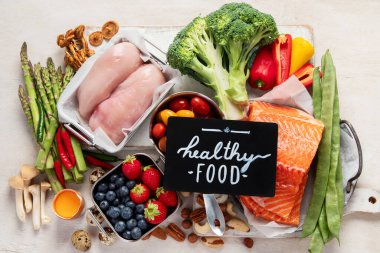 Ketojenik diyet yiyecekler. Sağlıklı düşük karbonhidratlı ürünler. Keto diyet konsepti. Sebzeler, balık, et, fındık, tohumlar, böğürtlen, peynir beyaz arka planda..