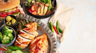 Düşük karbonhidratlı yüksek yağlı yemek. Beyaz arka planda ketojenik diyet. Üst Manzara. Boşluğu kopyala.