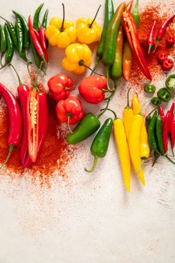 Hafif ahşap arka planda renkli çiğ biberler. Lezzetli sebze konsepti. Üst görünüm, alanı kopyala