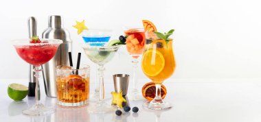 Beyaz arka planda klasik bardaklarda yaz kokteylleri. Parti zamanı. Banner, boşluğu kopyala