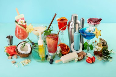 Mavi arka planda klasik bardaklarda yaz kokteylleri. Parti zamanı. Tropik içecekler.