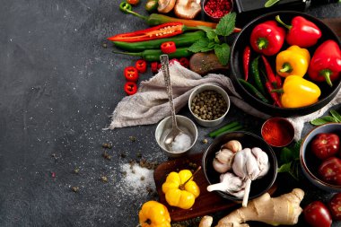 Baharatlar, biberler, garlik, domatesler, mantarlar. Yemek pişirmek için. Üst görünüm, alanı kopyala
