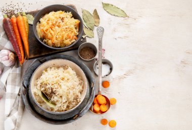 Ahşap arka planda kış salatası. Ev yapımı lahana turşusu ve havuç. Lezzetli yemekler. Üst görünüm, alanı kopyala