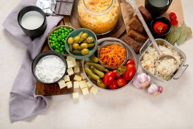 Probiyotik gıda konsepti. Kavanozda lahana, turşu, hafif ahşap arka planda havuç. Üst görünüm
