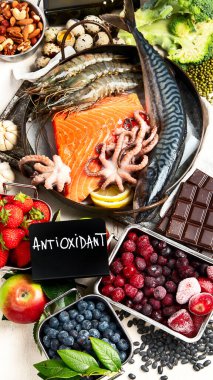 Hafif arka planda sağlıklı yiyecek seçimi. Detoks ve temiz diyet konsepti. Yüksek miktarda vitamin, mineral ve antioksidan içeren yiyecekler. Yaş karşıtı yiyecekler. Üst görünüm