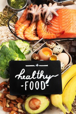 Beyin için en iyi yemek ve arka planda hafıza. Zihin ve enerji için besin. Sağlıklı bir yaşam tarzı. Üst görünüm