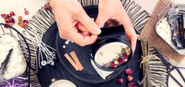 Güllü el yapımı aroma mumu. DIY. Hafif ahşap arka planda hobi süreci. Üst görünüm