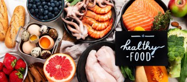 Hafif arka planda yaşlanma karşıtı gıdalar. Sağlıklı kalp, beyin ve iyi hafıza için yemek. Yüksek miktarda antioksidan, mineral ve vitamin. Üst Manzara. Panorama.