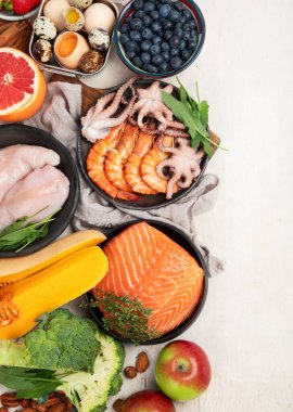 Hafif arka planda yaşlanma karşıtı gıdalar. Sağlıklı kalp, beyin ve iyi hafıza için yemek. Yüksek miktarda antioksidan, mineral ve vitamin. Üst görünüm.