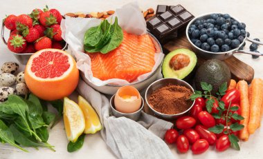 Sağlıklı cilt için yemek. Deri sağlığı için vitamin ve mineral içeren çeşitli doğal gıda ürünleri. Güzel yumuşak cilt için besin. Üst görünüm.