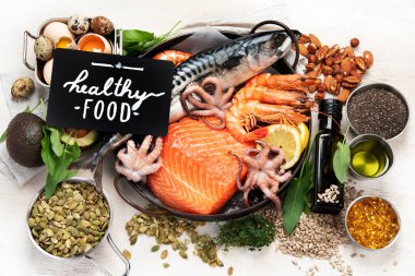 Omega 3 yağ asidi ve sağlıklı yağ açısından zengin yiyecekler. Sağlıklı keto ve düşük karbonhidratlı diyet yeme kavramı. en üstteki görünüm.