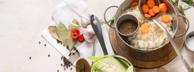 Tahta zemin üzerinde salamura edilmiş lahana salatası ve ev yapımı lahana turşusu kavanozu. Üst görünüm, pankart, kopyalama alanı