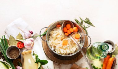 Tahta zemin üzerinde salamura edilmiş lahana salatası ve ev yapımı lahana turşusu kavanozu. Üst görünüm