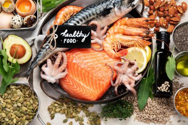 Omega 3 yağ asidi ve sağlıklı yağ açısından zengin yiyecekler. Sağlıklı keto ve düşük karbonhidratlı diyet yeme kavramı. en üstteki görünüm.