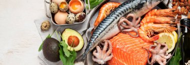 Omega 3 yağ asidi ve sağlıklı yağ açısından zengin yiyecekler. Sağlıklı keto ve düşük karbonhidratlı diyet yeme kavramı. Üst Manzara. Kopyalama alanı olan Panorama.