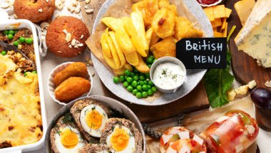 Klasik İngiliz yemeklerinin çeşitliliği. Yemekler öğle yemeği, atıştırmalıklar ve hafif bir arka planda akşam yemeği için iyidir. Üst görünüm.