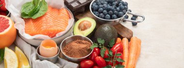 Sağlıklı cilt için yemek. Deri sağlığı için vitamin ve mineral içeren çeşitli doğal gıda ürünleri. Güzel yumuşak cilt için besin. Üst Manzara. Kopyalama alanı olan Panorama.