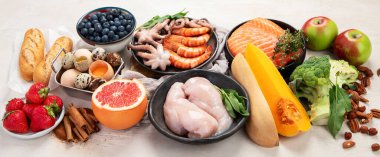 Hafif arka planda yaşlanma karşıtı gıdalar. Sağlıklı kalp, beyin ve iyi hafıza için yemek. Yüksek miktarda antioksidan, mineral ve vitamin. Üst Manzara. Panorama.