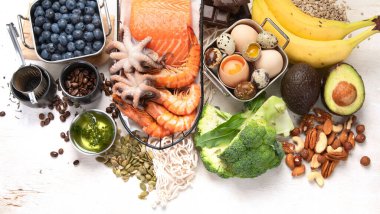 Beyin için en iyi yemek ve arka planda hafıza. Zihin ve enerji için besin. Sağlıklı bir yaşam tarzı. Üst Manzara. Kopyalama alanı olan Panorama.