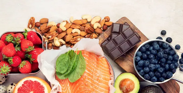 Sağlıklı cilt için yemek. Deri sağlığı için vitamin ve mineral içeren çeşitli doğal gıda ürünleri. Güzel yumuşak cilt için besin. Üst Manzara. Boşluğu kopyala.