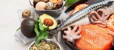 Omega 3 yağ asidi ve sağlıklı yağ açısından zengin yiyecekler. Sağlıklı keto ve düşük karbonhidratlı diyet yeme kavramı. Üst Manzara. Kopyalama alanı olan Panorama.